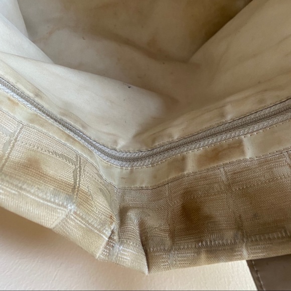 Chanel Travel Ligne Zip Cream Shoulder Tote - Picture 8 of 13